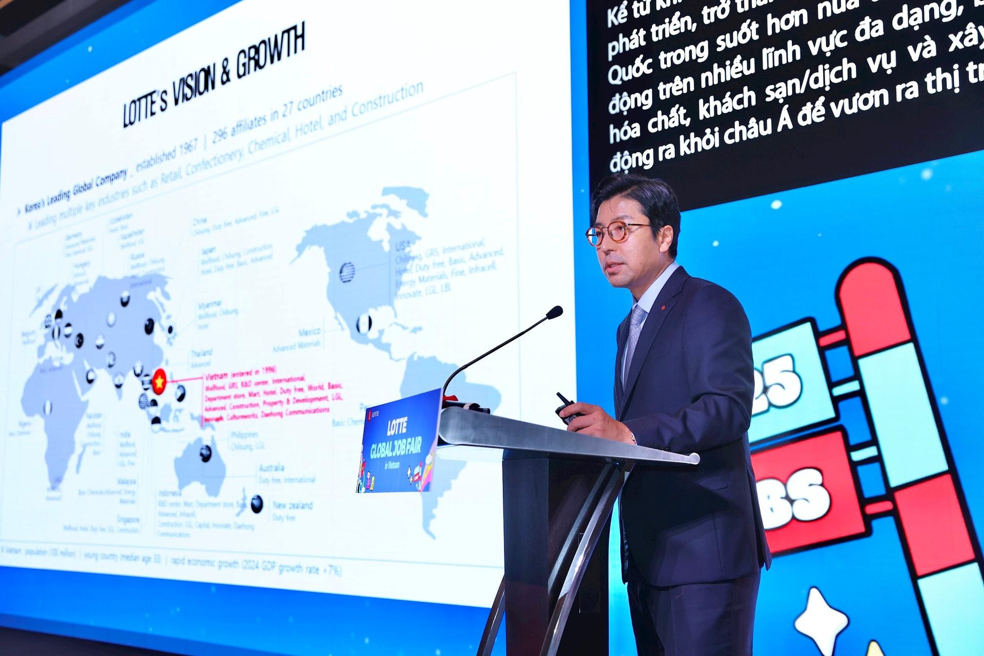 2.-ong-kim-joon-young-quan-ly-cap-cao-cua-tap-doan-lotte-tai-viet-nam-phat-bieu-khai-mac.jpeg