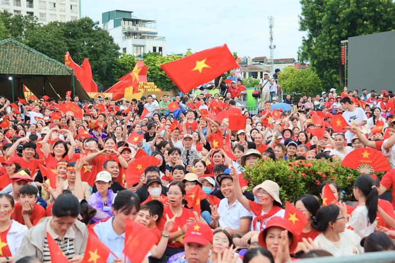 Không khí vui tươi chờ xem diễu binh, diễu hành trên các tuyến phố Thủ đô - Ảnh: Lê Phú
