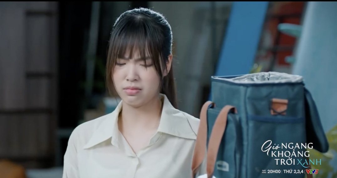 Thư ký tức tối vì làm đồ ăn cho Đăng nhưng bị mọi người ăn hết. Ảnh: VFC.
