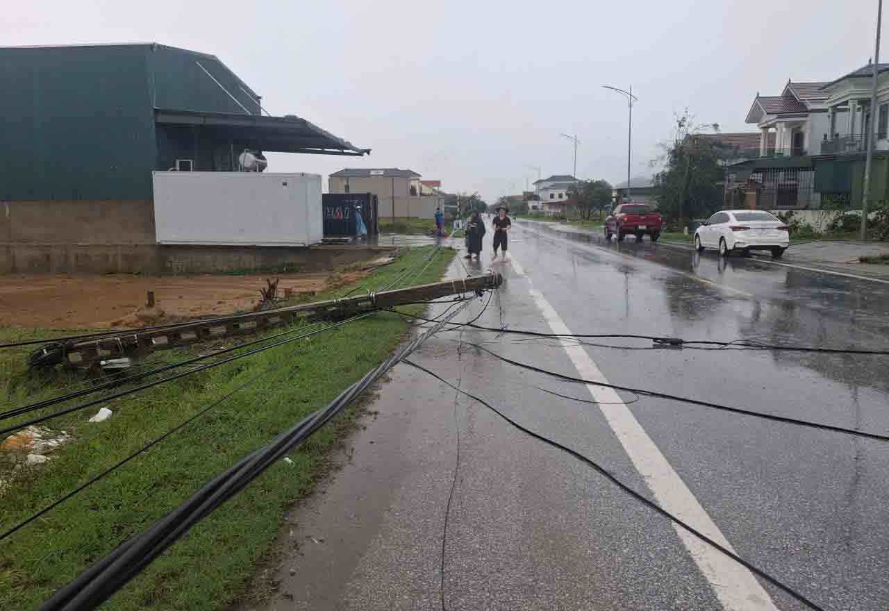 Bão số 5 gây thiệt hại lớn cho ngành điện Hà Tĩnh. Ảnh: Trần Tuấn.