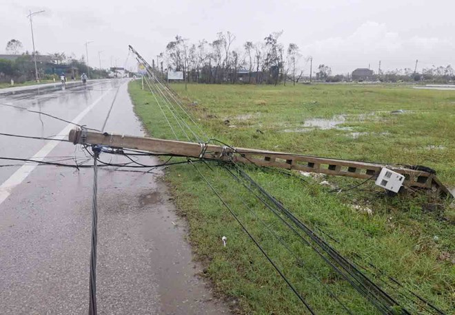 Bão số 5 khiến 64/69 phường xã ở Hà Tĩnh mất điện hoàn toàn