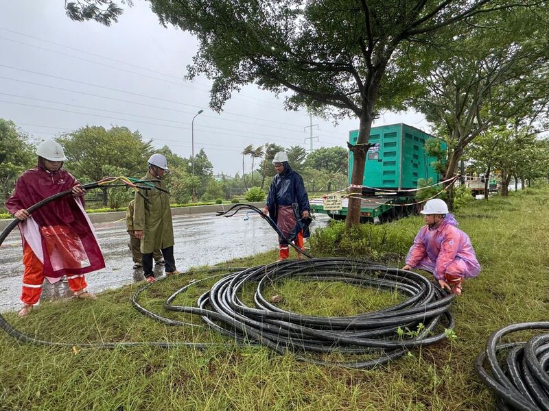 Cán bộ công nhân viên PC Nghệ An triển khai phương án cấp điện bằng máy phát dự phòng cho trạm bơm chống úng Bến Thuỷ chiều 25/8. Ảnh: EVN