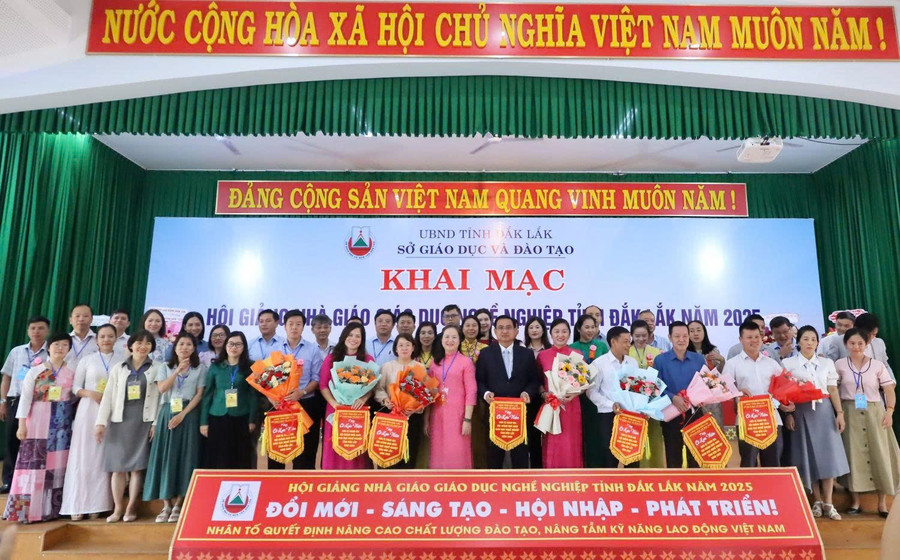 Lãnh đạo Sở GD&ĐT tặng cờ lưu niệm các đơn vị tham gia Hội giảng. (Ảnh: TT)