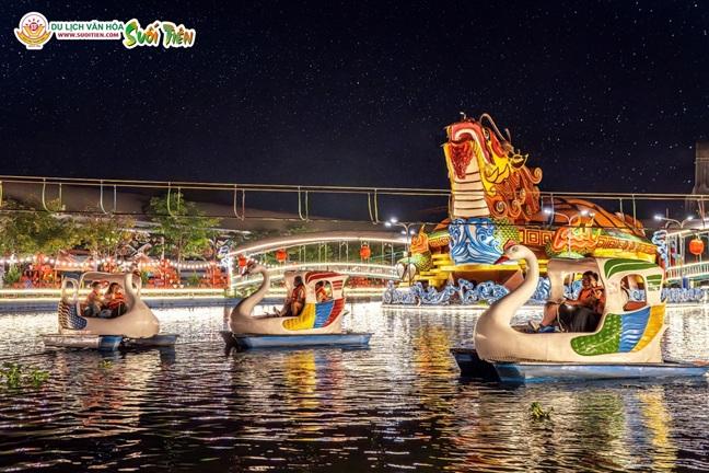 Du thuyền thiên nga ở Hồ Lạc Cảnh thu hút du khách cả ngày và đêm. Ảnh: Suối Tiên