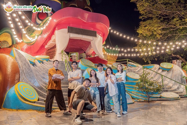 Khám phá Kỳ Lân cung buổi tối – Hoạt động không thể bỏ qua cho những ai thích cảm giác mạnh. Ảnh: Suối Tiên