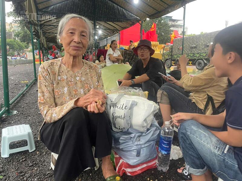 Cụ Trần Thị Chín (87 tuổi, Hải Phòng) đi cùng các con cháu lên Hà Nội từ tối qua để đón xem lễ sơ duyệt hôm nay.