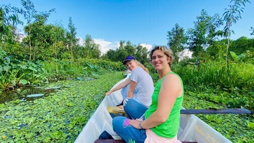 Khách Tây say mê cảnh sắc thiên nhiên của Trà Sư