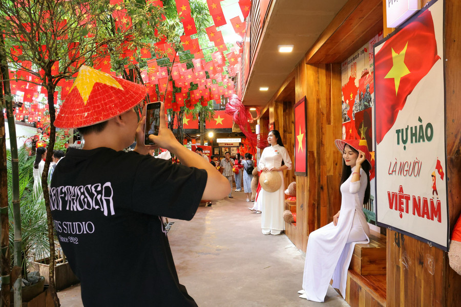 Không gian quán cà phê tại Cần Thơ ngập tràn sắc đỏ của cờ Tổ quốc. quoc-khanh-9-1.jpg