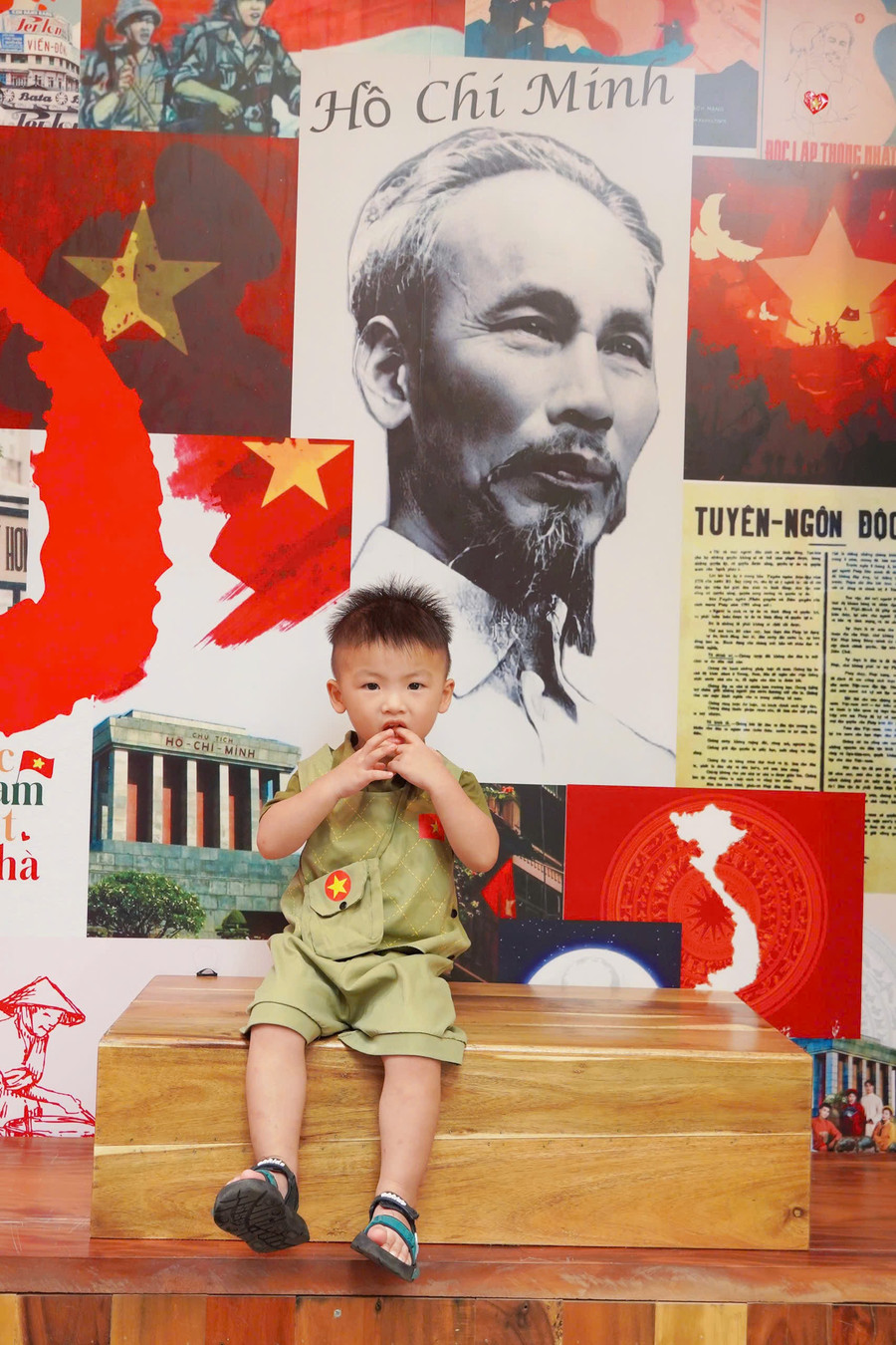 Trẻ mầm non thích thú chụp ảnh trong trang phục “chú bé liên lạc”. quoc-khanh-05.jpg