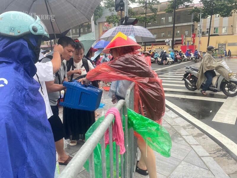 Ghế nhựa được bán với giá 50.000 đồng bên lề sơ duyệt diễu binh - 5