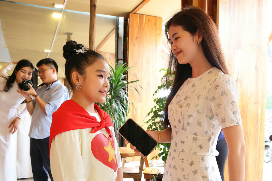 Em Tường Vy chia sẻ về niềm hạnh phúc và sự biết ơn ông cha. quoc-khanh-11-1.jpg