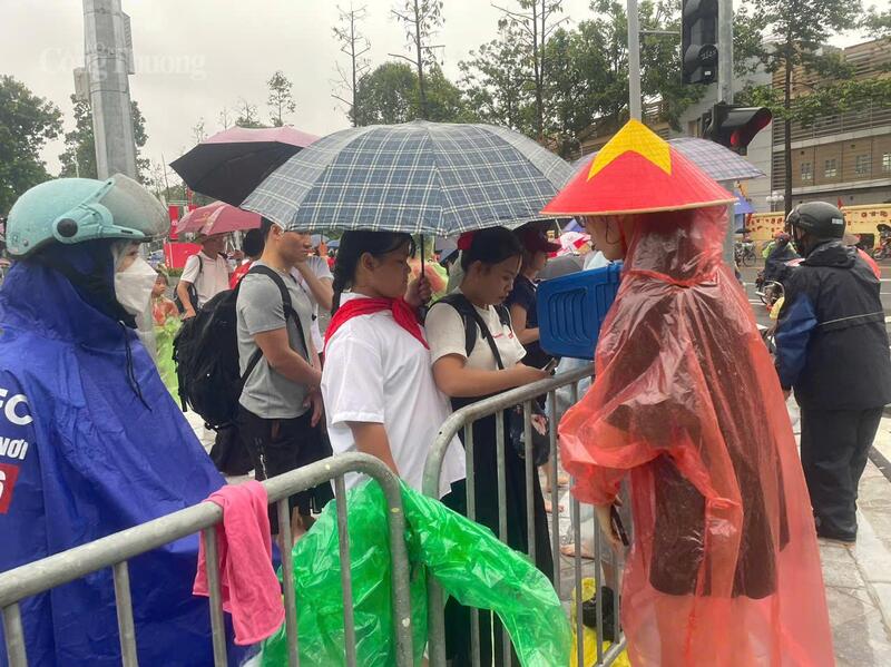 Không ít người móc hầu bao 50 nghìn cho một chiếc ghế nhựa bên lề diễu binh.