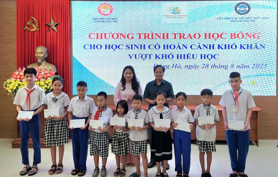 Bà Dương Thị Hải Yến, Uỷ viên Ban chấp hành Hội Khuyến học Việt Nam, Phó Chủ tịch Hội Khuyến học tỉnh và ông Trần Khánh Phôi, Phó Chủ tịch Liên hiệp các tổ chức hữu nghị tỉnh Quảng Trị trao học bổng đến học sinh.