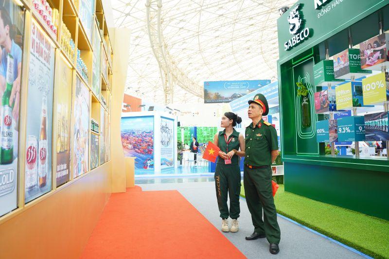 Khách tham quan thích thú tìm hiểu về không gian trưng bày của SABECO. Ảnh: SABECO
