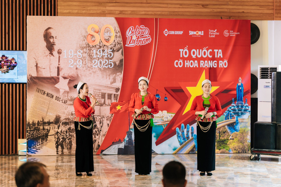 Biểu diễn văn nghệ phục vụ du khách tại Serena Resort (xã Kim Bôi, Phú Thọ).