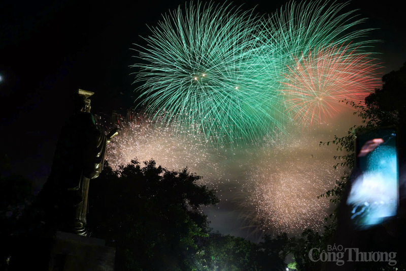 Ánh sáng pháo hoa lung linh bên tượng đài Vua Lý Thái Tổ bên Hồ Hoàn Kiếm