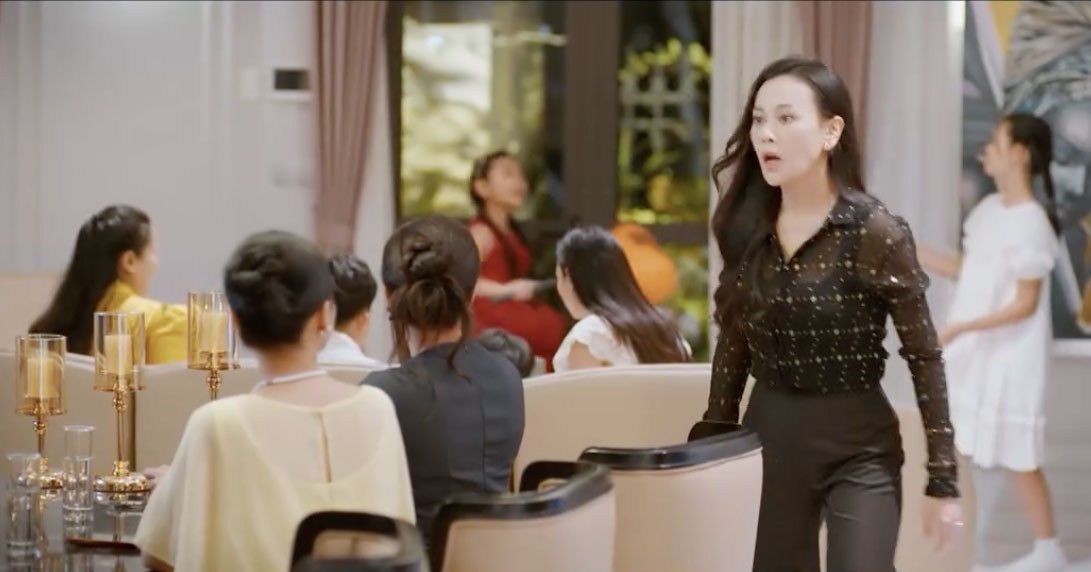 Mỹ Anh hốt hoảng khi Minh bị nhốt trong “Gió ngang khoảng trời xanh” tập 12. Ảnh: VFC.