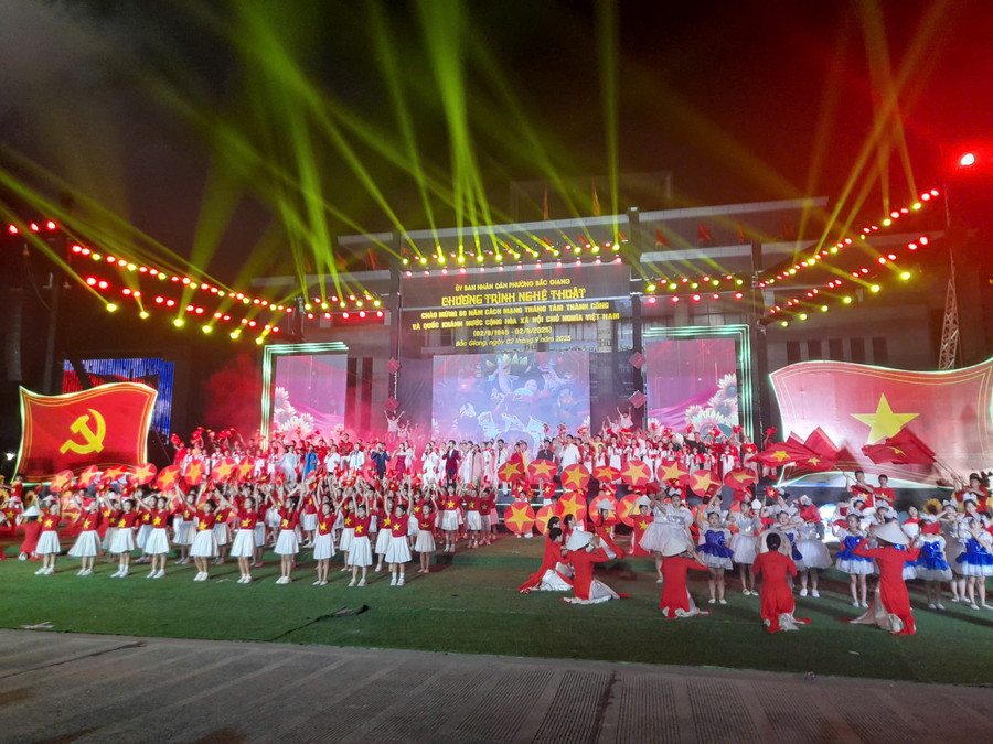 Chương trình nghệ thuật với chủ để “ Dáng hình đất nước, rạng rỡ Việt Nam” tại phường Bắc Giang.