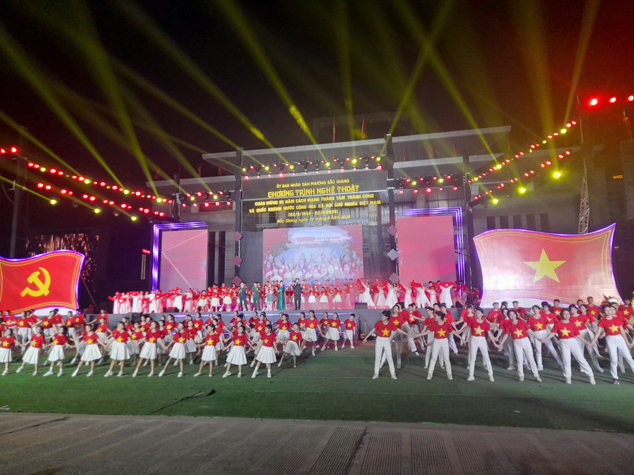 Với chủ để “ Dáng hình đất nước, rạng rỡ Việt Nam” có sự tham gia của gần 500 diễn viên đã mang đến cho người xem những cảm xúc hào hùng, ấn tượng. z6970512495152-19e574d5ad4caca45d33e030aaef4362.jpg