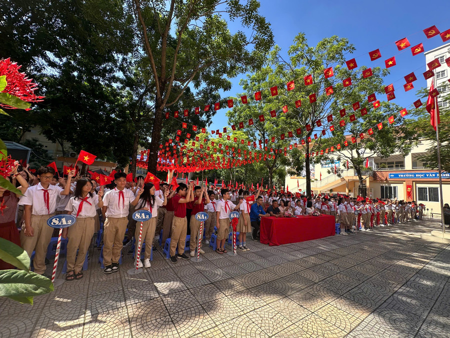 Khung cảnh buổi tập duyệt chuẩn bị cho Lễ khai giảng ở Trường THCS Ngọc Lâm (phường Bồ Đề, Hà Nội). ngoc-lam-5.jpg