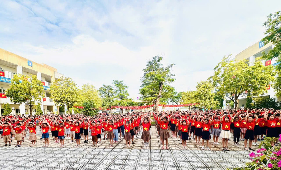 Học sinh Trường TH Đoàn Kết (phường Long Biên, TP Hà Nội) tập tiết mục văn nghệ để chuẩn bị cho Lễ khai giảng.
