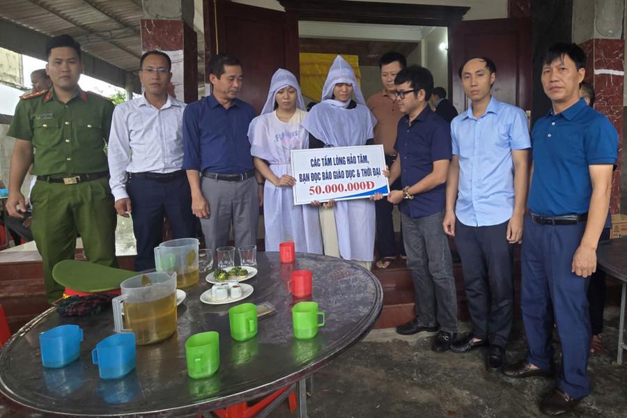 Trao nóng 50 triệu đồng nhằm kịp thời hỗ trợ 2 cháu có kinh phí chữa trị. 222.jpg