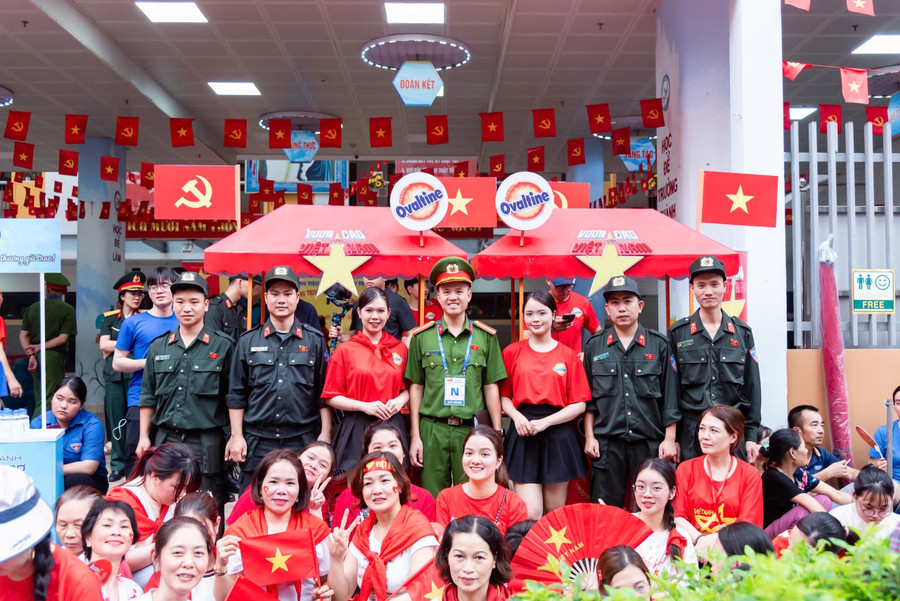 Tình nguyện viên Ovaltine cùng các chiến sĩ và người dân chụp hình kỷ niệm tại trạm tiếp sức của nhãn hàng. img-4447.jpg