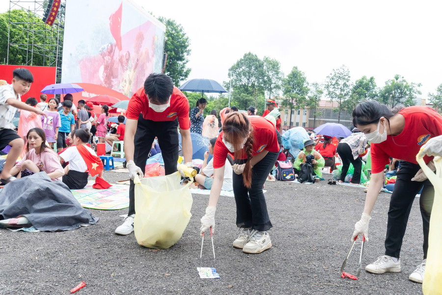 Hành động đẹp của các tình nguyện viên trong màu áo đỏ của Ovaltine cùng nhau dọn dẹp vệ sinh sau buổi lễ.