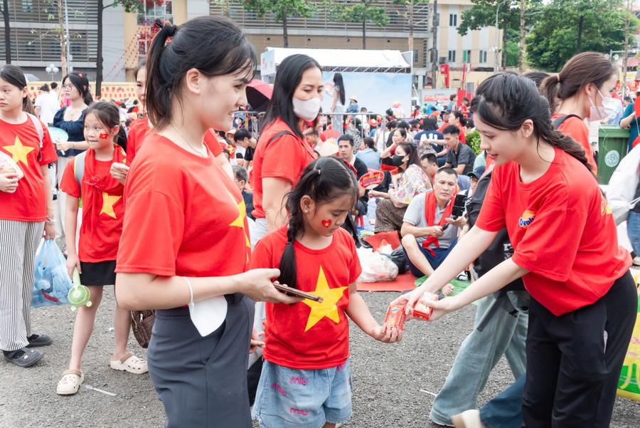 Các tình nguyện viên tiếp thêm niềm vui và sức lực cho các em nhỏ bằng những hộp sữa mát lành. img-4446.jpg