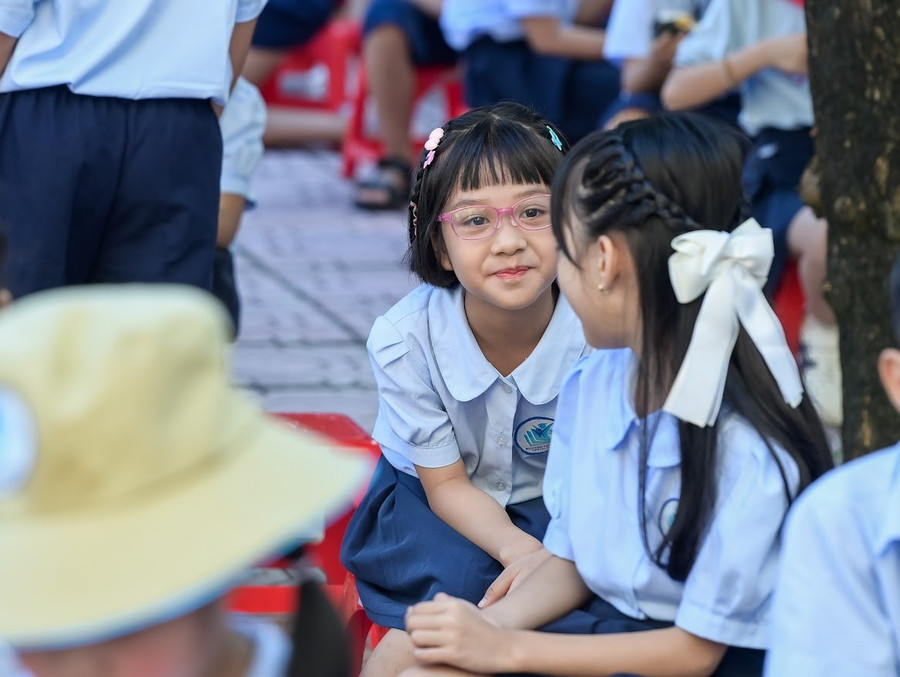 Các em nhỏ tíu tít chuyện trò. anh-5.jpg