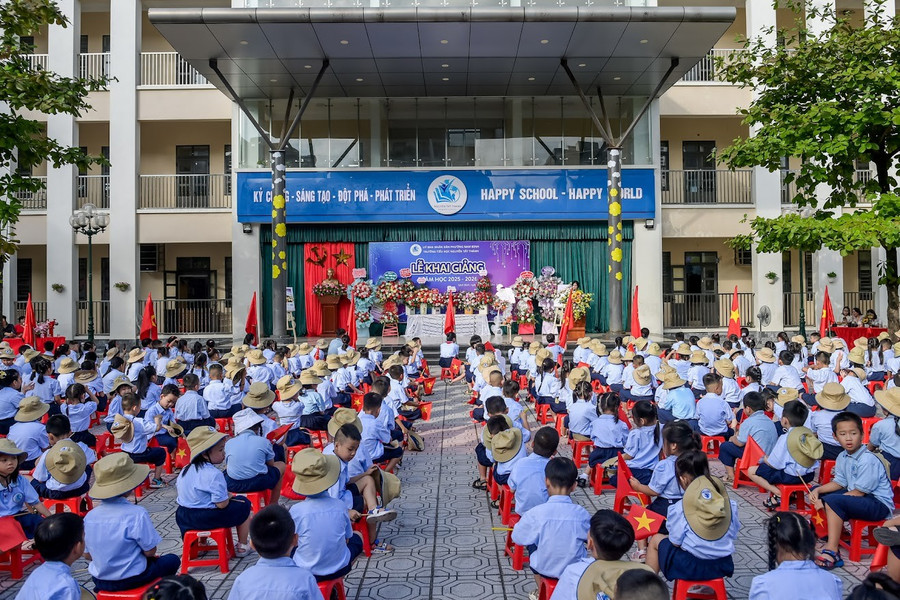 Lễ khai giảng tại Trường Tiểu học Nguyễn Tất Thành diễn ra trang trọng, tươi vui. 1.jpg