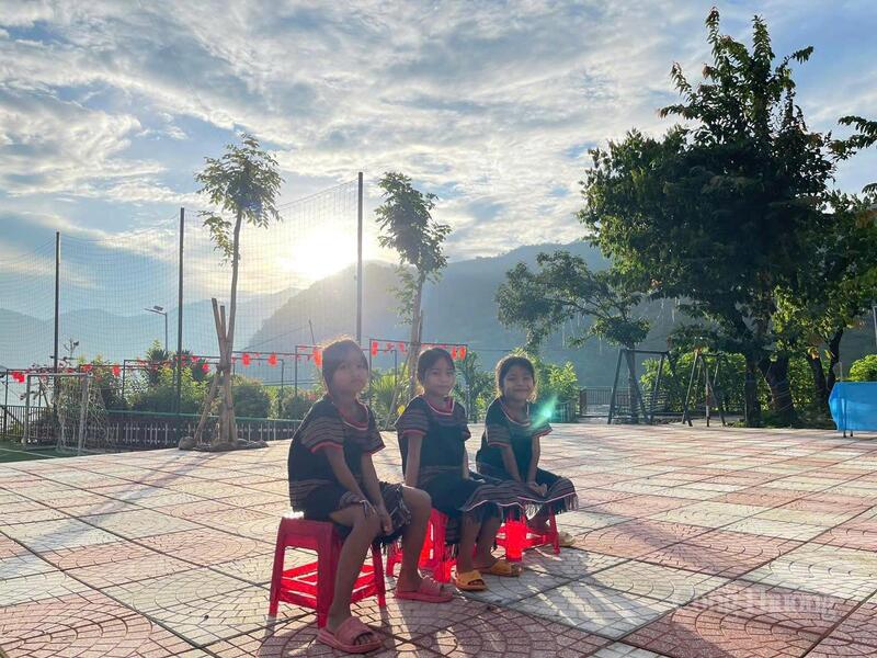 Những học sinh mới của những ngôi trường lưng chừng núi vui ngày hội khai giảng