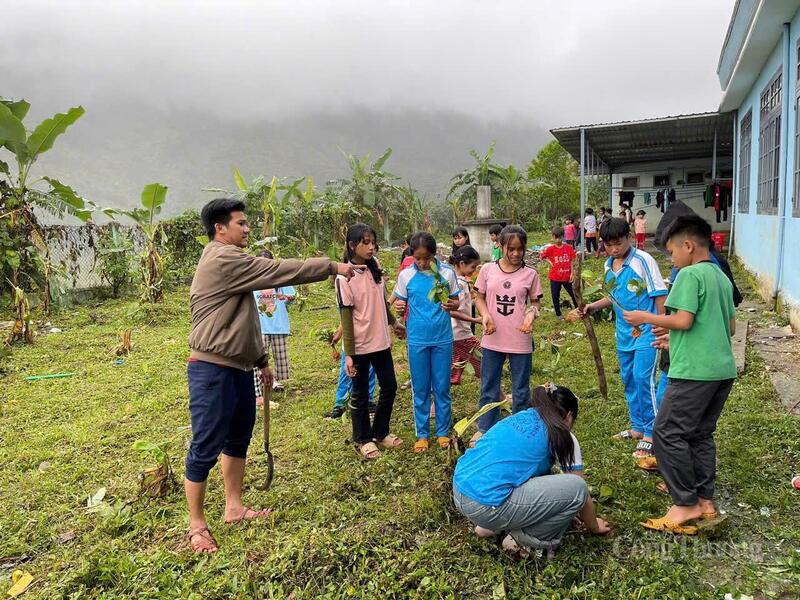 Sau lễ khai giảng, thầy cô giáo trường Phổ thông dân tộc bán trú tiểu học & THCS Trà Nam hướng dẫn các em học sinh trồng các cây dược liệu ở khuôn viên trường