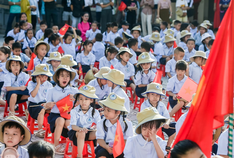 Dậy từ sớm để chuẩn bị cho lễ khai giảng, nhiều học sinh lớp 1 không tránh khỏi cảm giác buồn ngủ. 7-7103.jpg