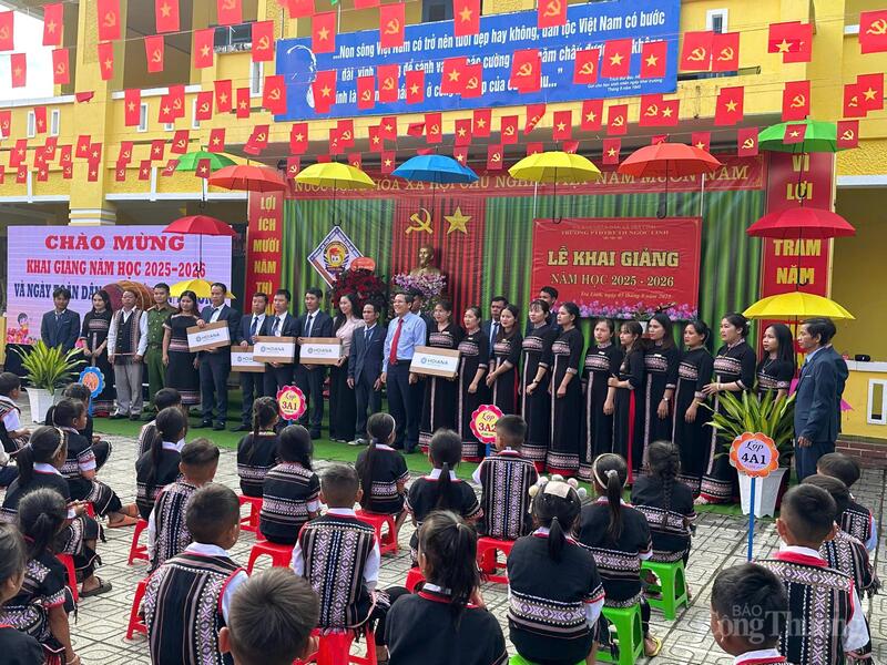 Thay mặt lãnh đạo thành phố, Phó chủ tịch UBND thành phố Đà Nẵng Trần Nam Hưng đã trao tặng trường Phổ thông dân tộc bán trú Tiểu học Ngọc Linh 5 máy tính xách tay để các thầy cô phục vụ giảng dạy.