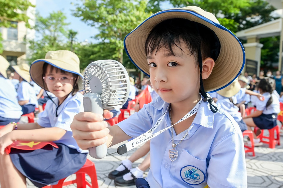 Một số học sinh mang theo quạt cầm tay chạy pin để làm mát. 9.jpg