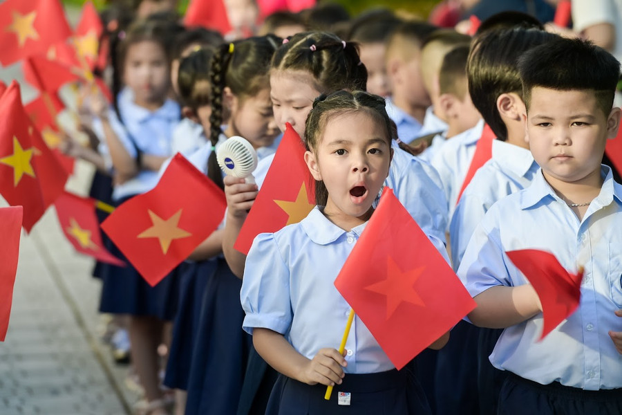Biểu cảm đáng yêu của học sinh trong ngày khai giảng năm học mới.