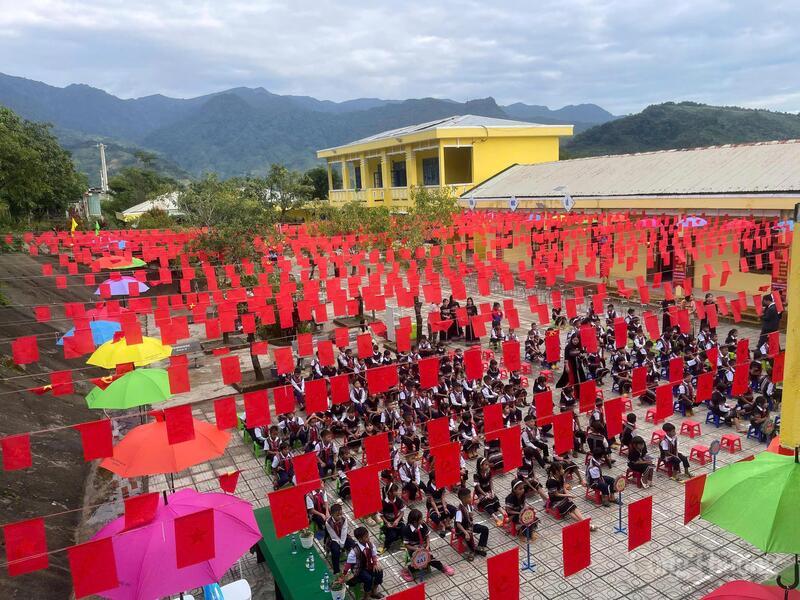 Cờ hoa rực rỡ đầy sắc màu tại Trường Phổ thông dân tộc bán trú Tiểu học Ngọc Linh