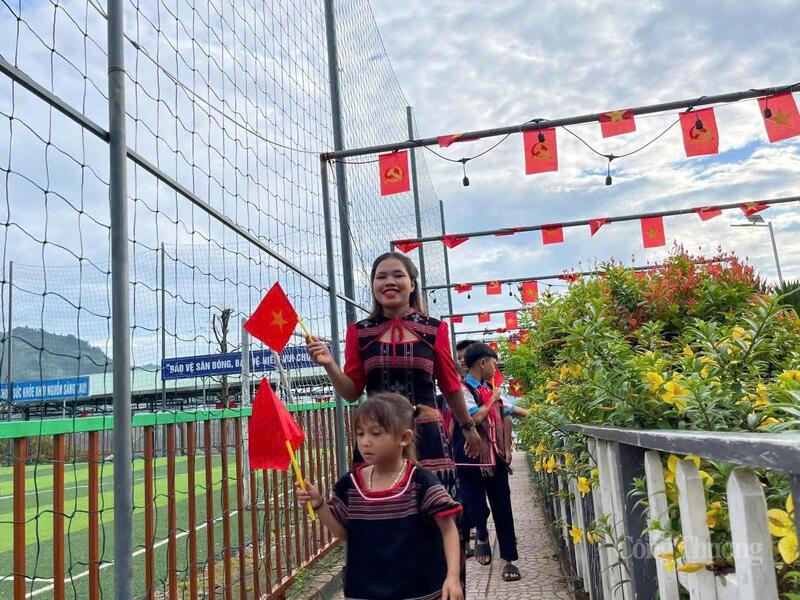 Cô giáo Trường Phổ thông dân tộc bán trú tiểu học & THCS Trà Nam dẫn các học sinh lớp 1 vào sân trường dự lễ khai giảng