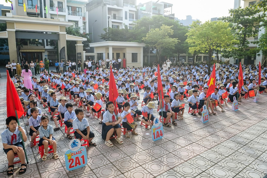 Đông đảo phụ huynh tập trung phía cuối sân trường dự lễ khai giảng và ghi lại khoảnh khắc đáng nhớ của con em mình. 10.jpg