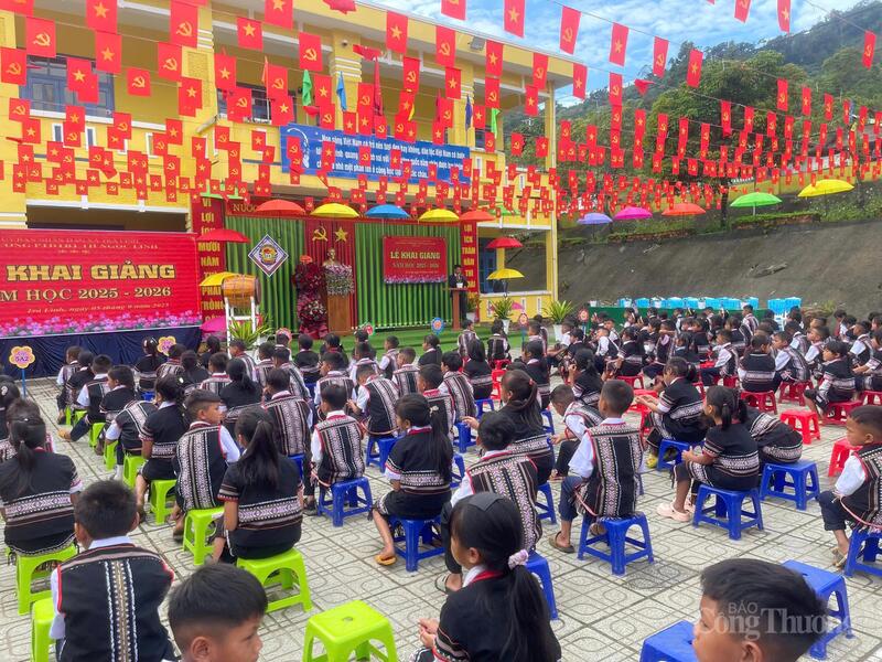 Những học sinh miền núi khoác lên mình tấm áo đặc trung của dân tộc mình dự lễ khai giảng năm học mới
