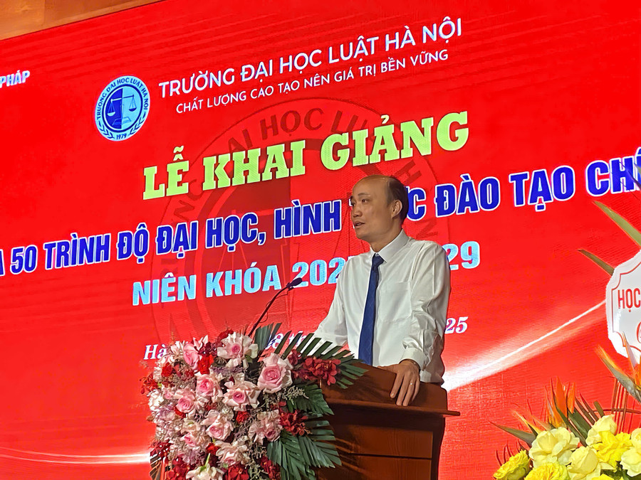 PGS.TS Tô Văn Hòa, Hiệu trưởng Trường ĐH Luật Hà Nội phát biểu.