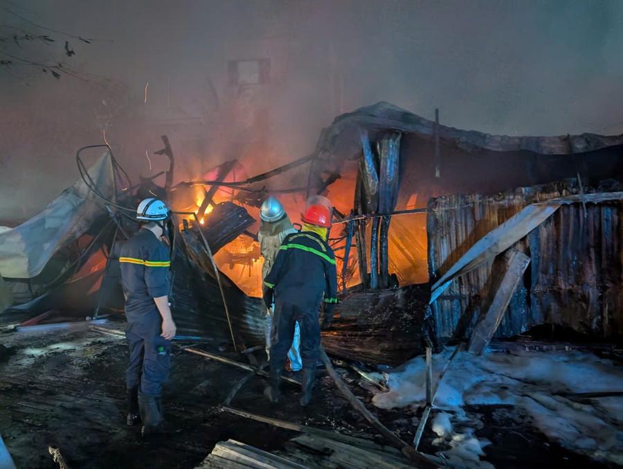 Đám cháy bùng phát lớn thiêu rụi cửa hàng. 17.jpg