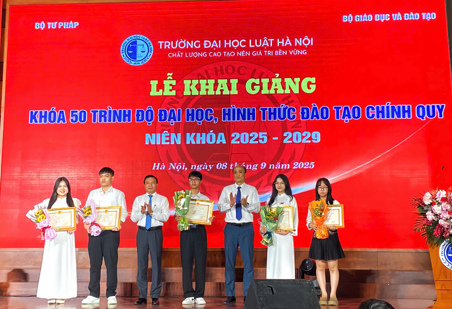 PGS.TS Tô Văn Hòa trao khen thưởng cho các thủ khoa. luat-4.jpg