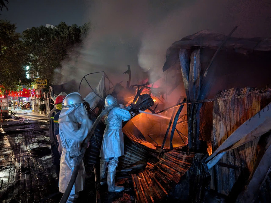 Lực lượng chức năng kịp thời dập tắt đám cháy, tránh lây lan. 18.jpg