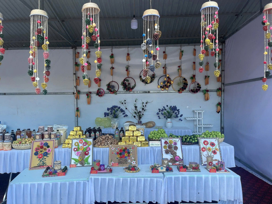 Biến những quả thông thành sản phẩm thủ công, truyền đi văn hoá của địa phương.