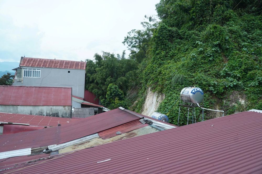 Khu vực quả đồi xuất hiện vết nứt kéo dài, nằm ngay sát khu dân cư. Ảnh: Minh Hoàng