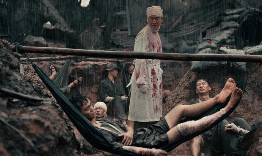 Một cảnh phim 'Mưa đỏ'. Ảnh: Đoàn làm phim cung cấp.