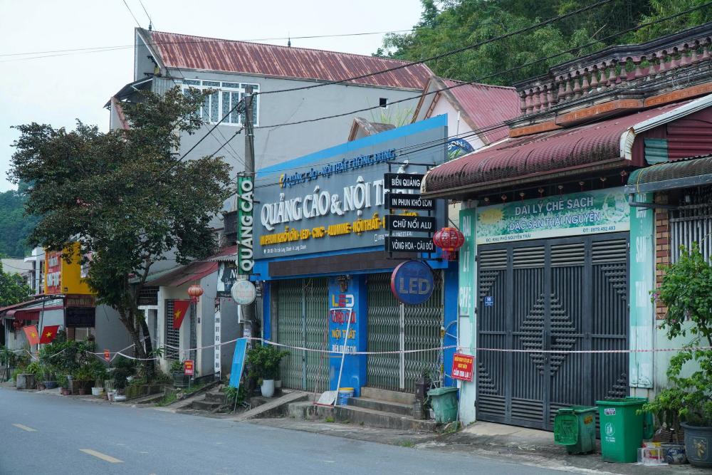 Cơ quan chức năng chăng dây cảnh báo nguy hiểm tại khu dân cư, ngay sát quả đồi xuất hiện vết nứt kéo dài, tiềm ẩn nguy cơ sạt lở. Ảnh: Minh Hoàng