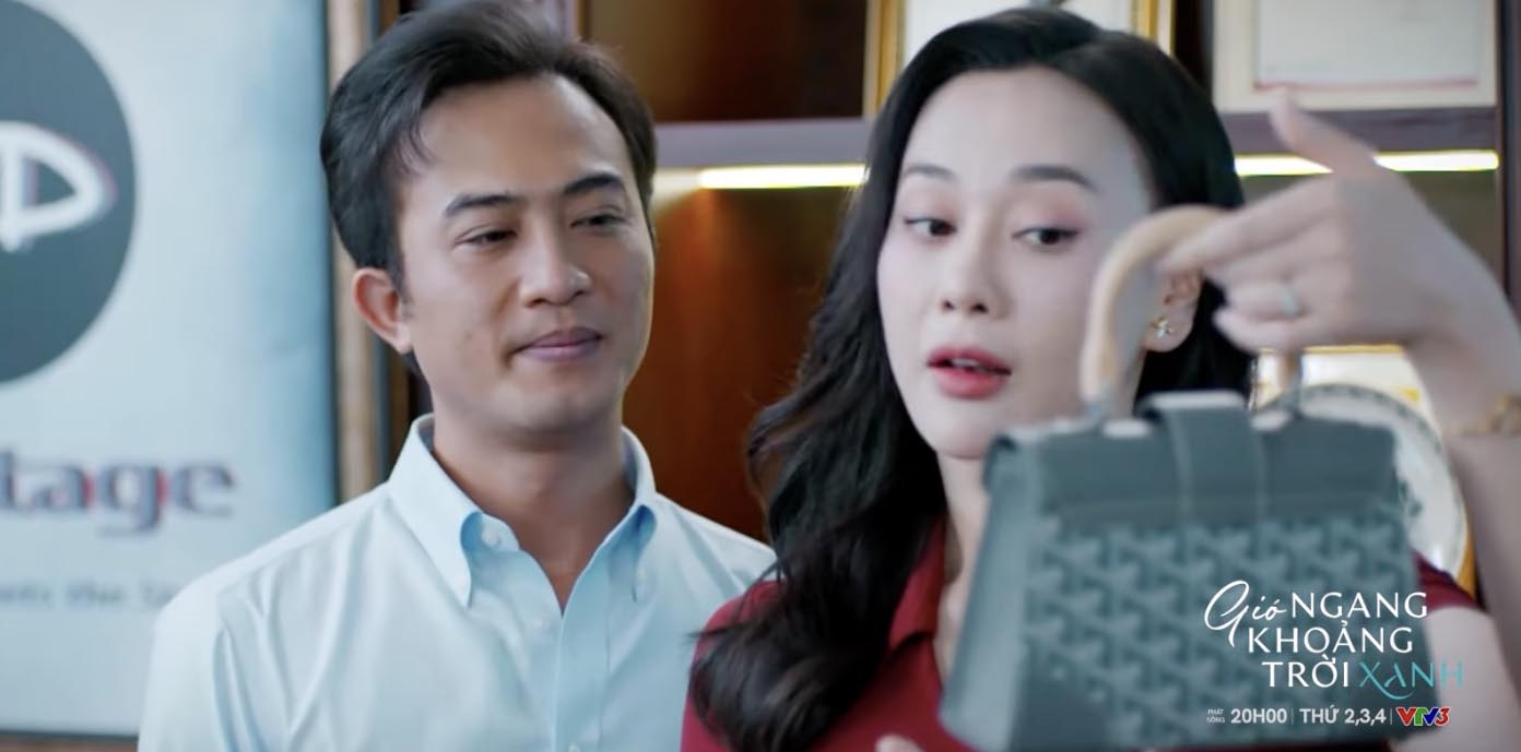Mỹ Anh tự hào khoe chồng chiếc túi hiệu mới mua. Ảnh: VFC.